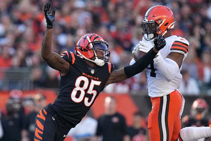 Cleveland Browns LB Anthony Walker intercepts pass